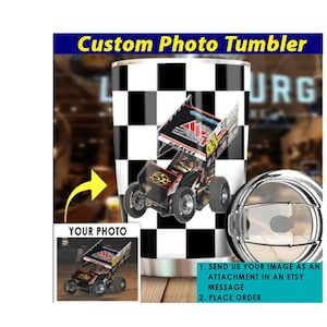 以下が含まれることがあります： 黒と白の市松模様のステンレス製タンブラー。タンブラーには、レースカーのカスタム写真がプリントされています。タンブラーには、「SEND US YOUR IMAGE AS AN ATTACHMENT IN AN ETSY MESSAGE」と「PLACE ORDER」のテキストが書かれています。