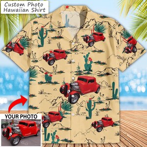 Pode incluir: Camisa havaiana com foto personalizada e um padrão desértico. A camisa apresenta um design repetido de hot rods vermelhos, cactos e paisagens desérticas em um fundo bege. O texto "Custom Photo Hawaiian Shirt" é visível.