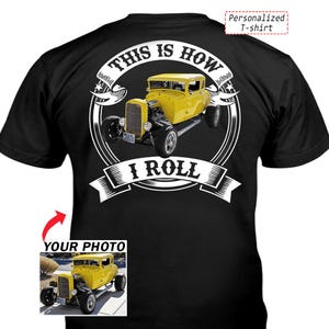 Op de afbeelding: Een zwart t-shirt met een afbeelding van een gele vintage hot rod auto. Het ontwerp bevat de tekst "THIS IS HOW I ROLL" in een witte gebogen banner. Onder de hoofdafbeelding toont een kleiner kader dezelfde foto van de gele auto.