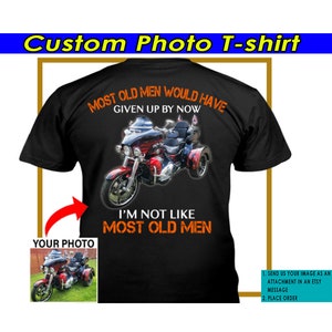 Trike Rider Triker Geschenk Motorrad personalisiertes T-Shirt, einzigartige Geschenke für Triker, Trike-Liebhaber, alter Mann Biker (auf der Rückseite) (RACE7-v2)