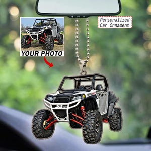 Könnte beinhalten: Ein personalisiertes Auto-Ornament, das ein weiß-schwarzes Geländefahrzeug mit roten Federungskomponenten zeigt. Das Ornament hängt an einer silbernen Kugelkette und zeigt den Text Personalized Car Ornament und YOUR PHOTO.