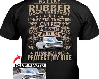 ドラッグレーサーのための祈りのパーソナライズTシャツ。ドラッグレースドライバー向け。トラクションと安全を祈ります。プロストックドラッグスターレーサー（背面）（BK538）