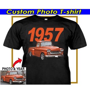 Puede incluir: Camiseta negra con el texto "Custom Photo T-shirt" y el año "1957" en naranja. La camiseta presenta un gráfico de una camioneta vintage naranja. Una imagen más pequeña de la camioneta está en la esquina inferior izquierda con el texto "PHOTO & YEAR".