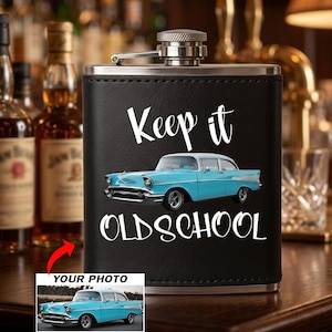 Może przedstawiać: Rustykalny drewniany znak z napisem "Welcome to our home" w stylu ręcznym. Znak ma postarzaną powierzchnię i prosty, zachęcający design, idealny do dekoracji wejścia.