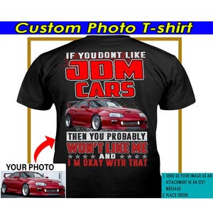 Puede incluir: Camiseta negra con un gráfico rojo que dice "Si no te gustan los coches JDM, probablemente no te guste yo y está bien". Hay un coche deportivo rojo en el gráfico. Hay un espacio para añadir una foto de tu propio coche.