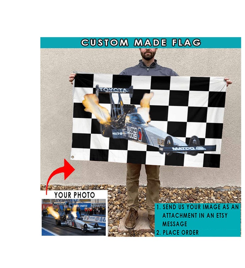 Pu&ograve; includere: Una bandiera personalizzata con uno sfondo a scacchi bianco e nero con un'auto da dragster al centro. L'auto &egrave; nera e argentata con fiamme che escono dalla parte posteriore. Il testo "MATCO TOOLS" &egrave; visibile sull'auto. La bandiera &egrave; tenuta da una persona nell'immagine.