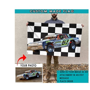 Pu&ograve; includere: Una bandiera personalizzata con uno sfondo a scacchi bianco e nero. Un'auto da corsa con il numero 67 &egrave; in primo piano al centro della bandiera. La bandiera &egrave; tenuta da una persona davanti a un muro grigio. Il testo "CUSTOM MADE FLAG" &egrave; in alto nell'immagine. Il testo "YOUR PHOTO" &egrave; sotto la bandiera. Il testo "1. INVIA LA TUA IMMAGINE COME ALLEGATO IN UN MESSAGGIO ETSY 2. EFFETTUA L'ORDINE" &egrave; sotto la foto.