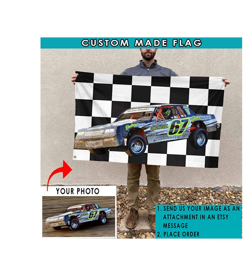 Pu&ograve; includere: Una bandiera personalizzata con uno sfondo a scacchi bianco e nero. Un'auto da corsa con il numero 67 &egrave; in primo piano al centro della bandiera. La bandiera &egrave; tenuta da una persona davanti a un muro grigio. Il testo "CUSTOM MADE FLAG" &egrave; in alto nell'immagine. Il testo "YOUR PHOTO" &egrave; sotto la bandiera. Il testo "1. INVIA LA TUA IMMAGINE COME ALLEGATO IN UN MESSAGGIO ETSY 2. EFFETTUA L'ORDINE" &egrave; sotto la foto.