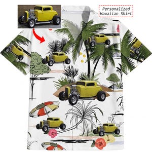 Pode incluir: Uma camisa branca de manga curta com botões, apresentando um padrão repetitivo de carros hot rod amarelos, palmeiras verdes e guarda-sóis coloridos. A camisa inclui uma pequena imagem inserida de um hot rod amarelo e o texto Personalized Hawaiian Shirt.