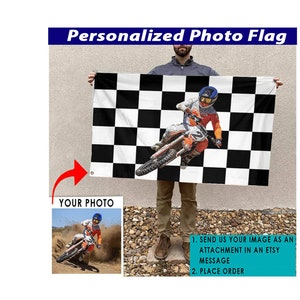 Pu&ograve; includere: Una bandiera a scacchi personalizzata con un motivo a scacchi bianco e nero. La bandiera presenta una foto di una persona che guida una moto da cross. Il testo "SEND US YOUR IMAGE AS AN ATTACHMENT IN AN ETSY MESSAGE" e "PLACE ORDER" &egrave; visibile nell'immagine.