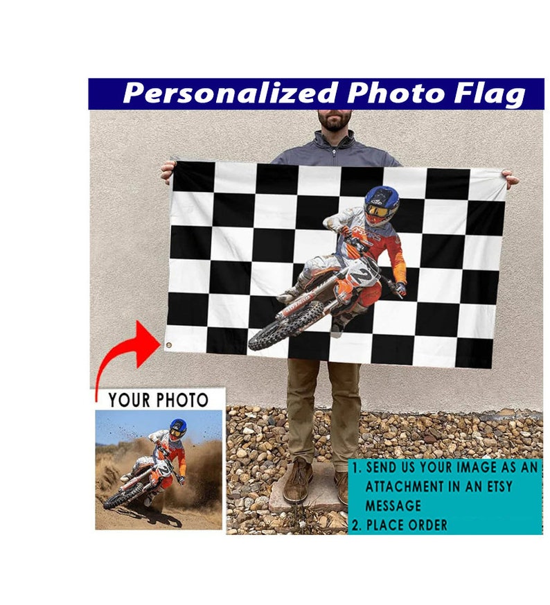 Pu&ograve; includere: Una bandiera a scacchi personalizzata con un motivo a scacchi bianco e nero. La bandiera presenta una foto di una persona che guida una moto da cross. Il testo "SEND US YOUR IMAGE AS AN ATTACHMENT IN AN ETSY MESSAGE" e "PLACE ORDER" &egrave; visibile nell'immagine.