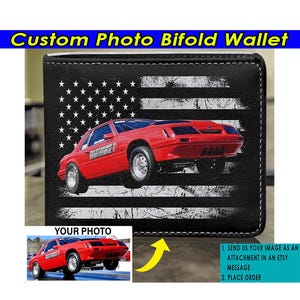 ドラッグ レーシング パーソナライズ写真レザー メンズ 二つ折り財布、ドラッグ レーサー、マッスル カー ホット ロッド オーナー、クールなカー ガイへのユニークなギフト (BK5)