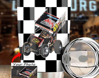 Spersonalizowany kubek ze zdjęciem do wyścigów samochodowych Sprint Car Racing Dirt Track Racing, wyjątkowy prezent dla kierowców samochodów Sprint Car (w kratkę)