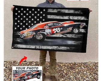 ドラッグレースのパーソナライズ写真入りアメリカ国旗、カスタムドラッグレースギフト、マッスルカー、ホットロッドレース、ドリフトカー、24×36インチ (AmericanFlag02)