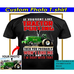 Op de afbeelding: Zwart, op maat gemaakt foto-T-shirt met een groene tractorafbeelding. De tekst luidt: "Als je niet van tractorpulling houdt, dan zul je me waarschijnlijk niet leuk vinden en dat is oké." Bevat een kleine foto van een tractor.