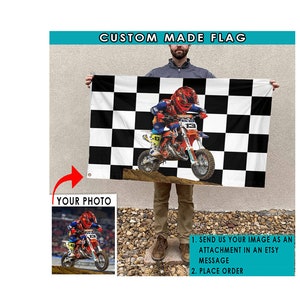 Pu&ograve; includere: Una bandiera personalizzata con un motivo a scacchi bianco e nero. Una foto di una persona che guida una moto da cross &egrave; centrata sulla bandiera. Il testo "CUSTOM MADE FLAG" &egrave; in alto nell'immagine. Il testo "YOUR PHOTO" &egrave; sotto la bandiera. Il testo "1. SEND US YOUR IMAGE AS AN ATTACHMENT IN AN ETSY MESSAGE 2. PLACE ORDER" &egrave; in basso nell'immagine.