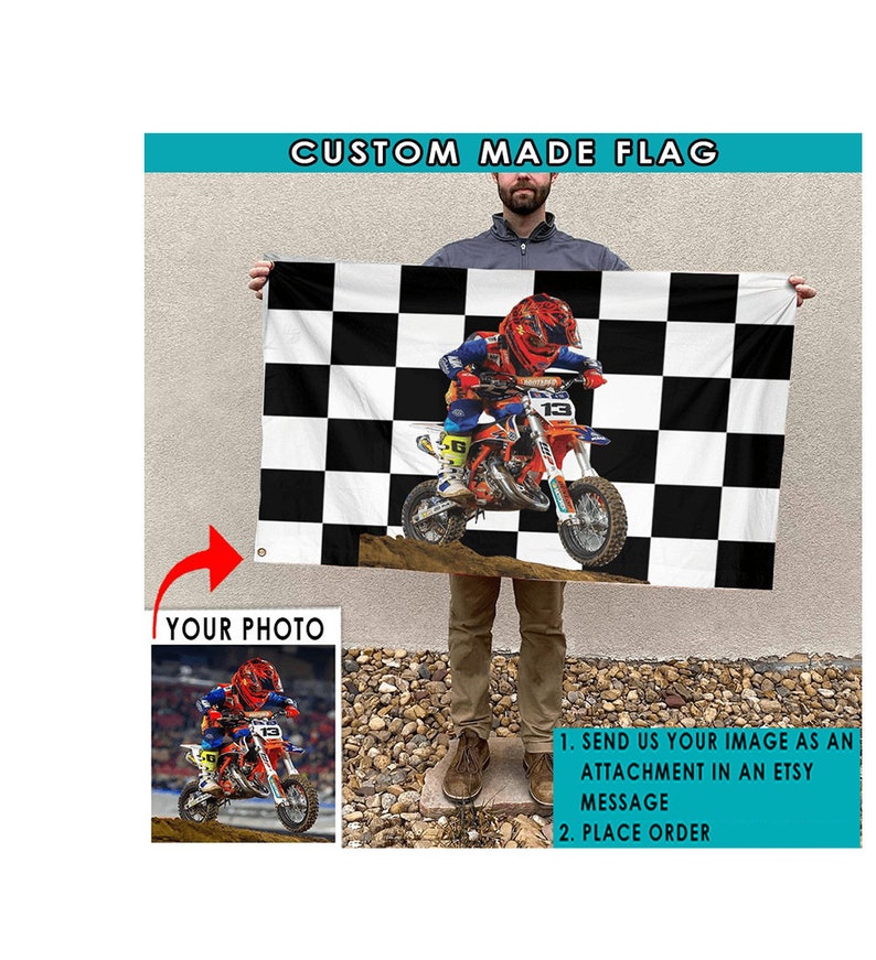 Pu&ograve; includere: Una bandiera personalizzata con un motivo a scacchi bianco e nero. Una foto di una persona che guida una moto da cross &egrave; centrata sulla bandiera. Il testo "CUSTOM MADE FLAG" &egrave; in alto nell'immagine. Il testo "YOUR PHOTO" &egrave; sotto la bandiera. Il testo "1. SEND US YOUR IMAGE AS AN ATTACHMENT IN AN ETSY MESSAGE 2. PLACE ORDER" &egrave; in basso nell'immagine.