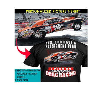 Camiseta personalizada con foto para aficionados a las carreras de dragsters, regalos divertidos para corredores de dragsters, plan de jubilación (en la espalda) (RACE31)