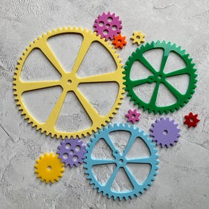 Temática Steampunk, engranajes giratorios de colores, engranajes de colores, decoración de fiesta industrial, ruedas dentadas, piezas de reloj, engranajes engranados, decoración de pared