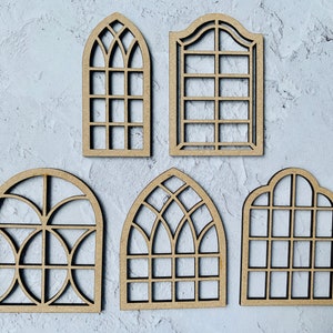 Op de afbeelding: Set van zes houten boogvensters met verschillende ruitpatronen. De frames zijn allemaal even groot en gemaakt van lichtbruin hout.