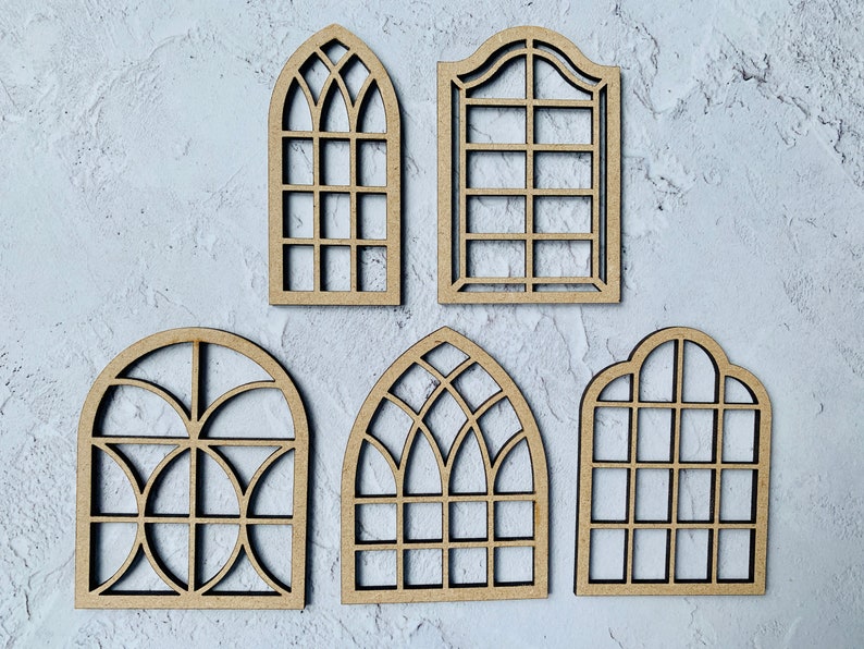 Op de afbeelding: Set van zes houten boogvensters met verschillende ruitpatronen. De frames zijn allemaal even groot en gemaakt van lichtbruin hout.