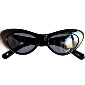 VERSACE vintage sunglasses  cat eye winged black oval angular wings butterfly frame ladies Gianni Versus E03 Rockabilly diva new NOS 90s
