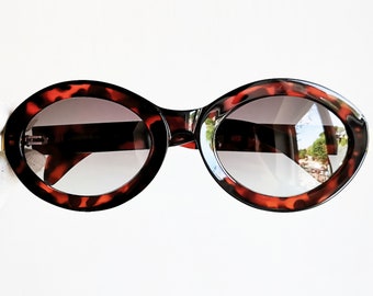 Óculos de sol vintage KARL LAGERFELD, modelo oval, estilo goggle, tartaruga marrom com detalhes em dourado, modelo 4106, fabricados na França, estilo anos 2000.