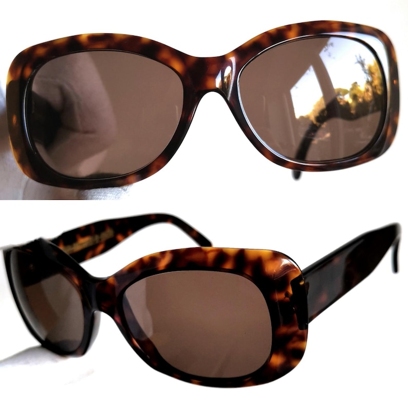 Puede incluir: Dos pares de gafas de sol con estampado de carey. Las monturas son de color marr&oacute;n oscuro con un dise&ntilde;o moteado. Las lentes son de color marr&oacute;n liso. Las gafas de sol tienen una forma rectangular cl&aacute;sica.