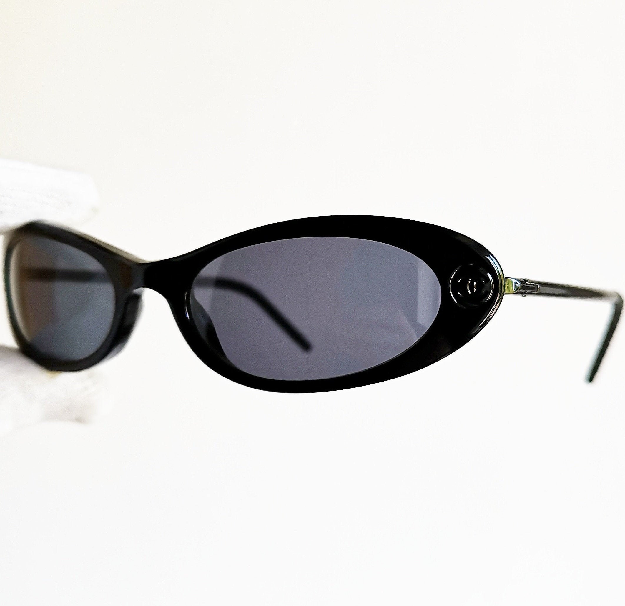 berømmelse dissipation Placeret CHANEL vintage sunglasses rare oval black wrap small tiny - Etsy 日本