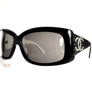 Gafas de sol vintage CHANEL, negras, blancas y plateadas, con monograma CC, acolchadas, ovaladas, envolventes, 33965, montura matelasse extragrande, gafas de desfile de moda, años 90