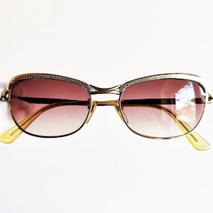 Óculos de sol oval AMOR vintage raro gravado banhado a ouro pequeno retangular Rihanna armação pequena feita na França nova lente rosa escuro anos 70/80