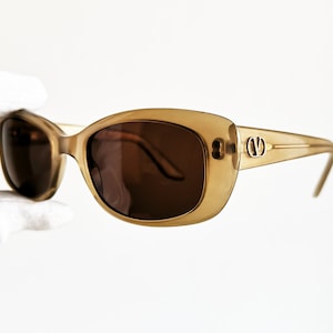 Óculos de sol vintage VALENTINO raros ovais olho de gato 5039/s envolvente bege dourado champanhe armação Rihanna Lady Gaga Bella Hadid pin up diva anos 90 y2k VLTN