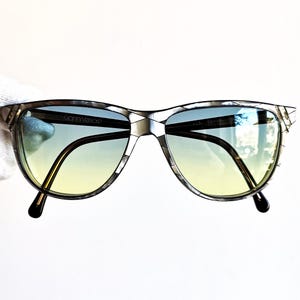 VERSACE vintage sunglasses wayfarer nacre pearl marbled gray Migos designer Rihanna rare frame Gianni 423 blue yellow lens new NOS 80s 90s