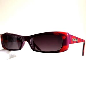VIVIENNE WESTWOOD vintage sunglasses oval rectangular purple red lipstick mark smuack lips kiss Lady Gaga Bella Hadid Rihanna frame 90s y2k
