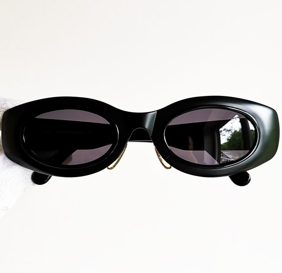 Fendi Around Round Sunglasses In Black