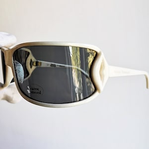 VIVIENNE WESTWOOD vintage sunglasses rare oversize wrap mask white lips kiss gold glitter vw58403 frame wraparound polarized new NOS 90s y2k
