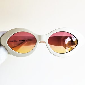 Lunettes de soleil vintage ALAIN MIKLI rares blancs ovales oeil de chat 7111 fabriqués en France par Mikli lèvres courbes oversize kiss étrange monture des années 80, nouveau verre rose NOS