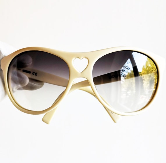 Love Moschino Green Sunglasses with Cream & Gold Heart Detail MOSCHINO Vintage Sunglasses White Cream Wrap MO50003 Love  main image 3