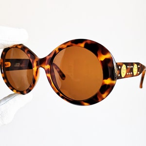 VERSACE ヴィンテージ サングラス ゴールド メデューサ リベット レア ラウンド トータス ブラウン ジャンニ 526/B レディー ガガ リアーナ マドンナ クラウト ゴーグル 新品 NOS 90年代 y2k