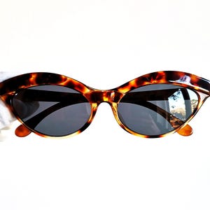 NOUVELLE VAGUE occhiali da sole vintage rari ovali tartarugati marroni cateye diva Rihanna Lady Gaga montatura burlesque barocco rockabilly nuovo lenti grigie 90