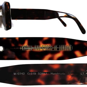 Puede incluir: Gafas con estampado de carey y montura rectangular. Las patillas de las gafas son curvas y presentan el texto "CHEECH AND CROSS OF LONDON". La parte inferior de la patilla de la montura tiene el texto "M:0742 C:519 53017 Handmade".