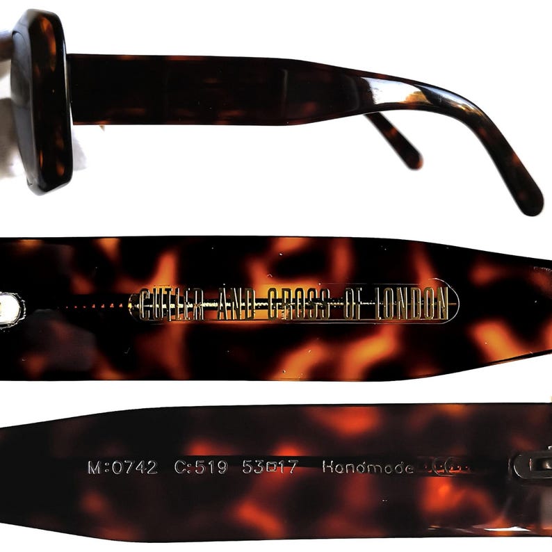 Puede incluir: Gafas con estampado de carey y montura rectangular. Las patillas de las gafas son curvas y presentan el texto "CHEECH AND CROSS OF LONDON". La parte inferior de la patilla de la montura tiene el texto "M:0742 C:519 53017 Handmade".