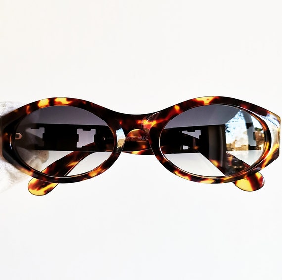 Vintage Laura Biagiotti Tortoise Shell Oval Sunglasses excellent condition LAURA BIAGIOTTI Vintage Sunglasses Oval Gold Temple Tortoise  main image 2