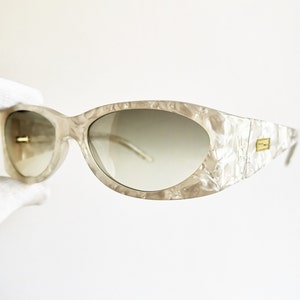FENDI seltene Vintage Sonnenbrille marmor weiß ice gold Wickelmaske oval eckiger Rahmen Logo SL7691 90s Migos Rihanna Space Age new NOS