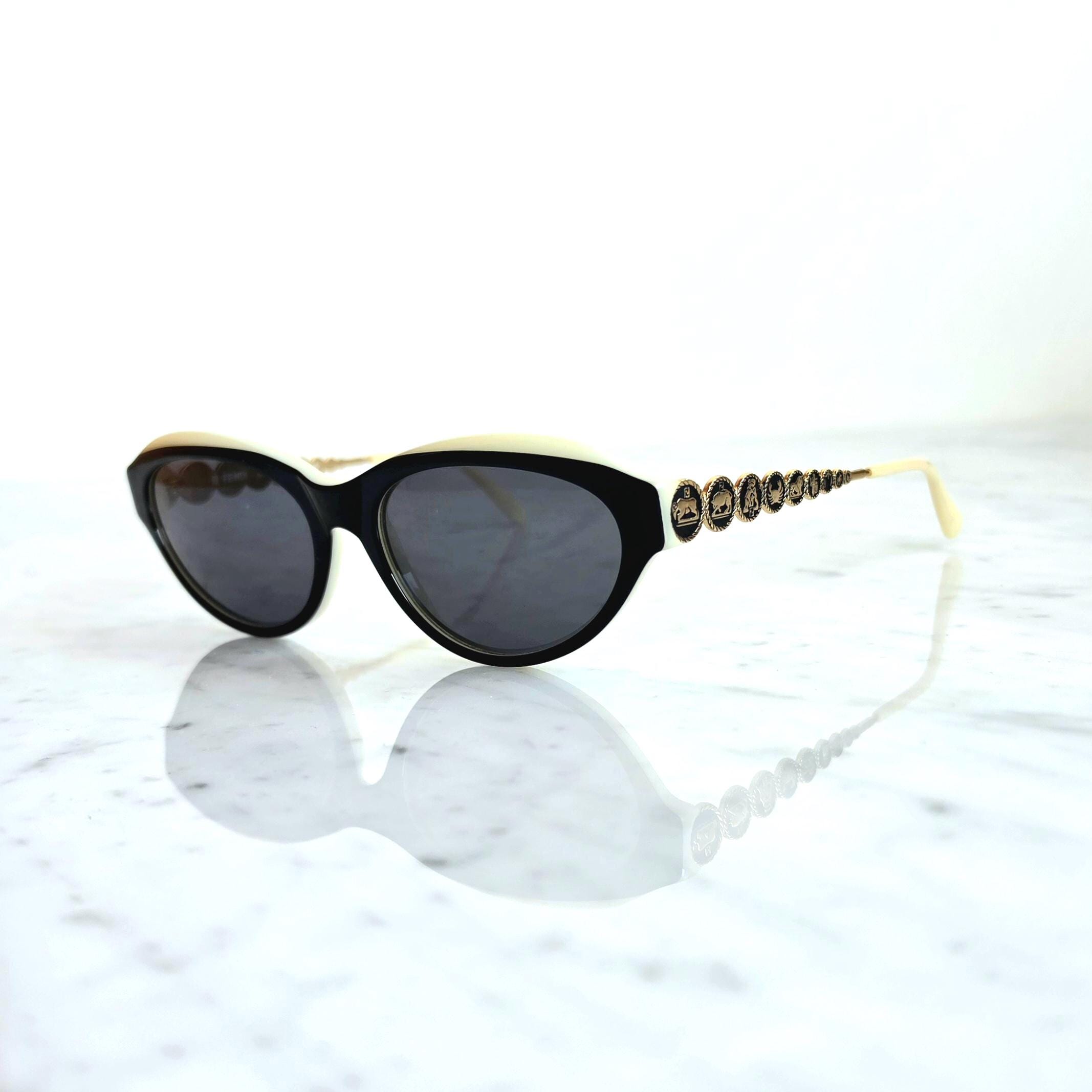 廃盤 90s〜2000s FENDI フルリムメガネ デッドストック Y2K FENDI Vintage Sunglasses White Black Gold FS211 90s New NOS Zodiac
