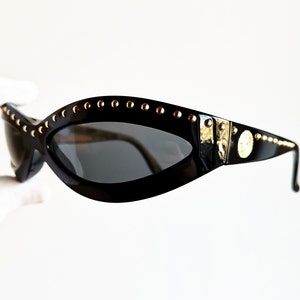 Gafas de sol vintage VERSACE doradas y negras 440/M con remaches ovalados y tachuelas Medusa, Gianni, años 90, Migos, 2Chainz, Rihanna, Lady Gaga, Bella Hadid, joya, nuevas NOS