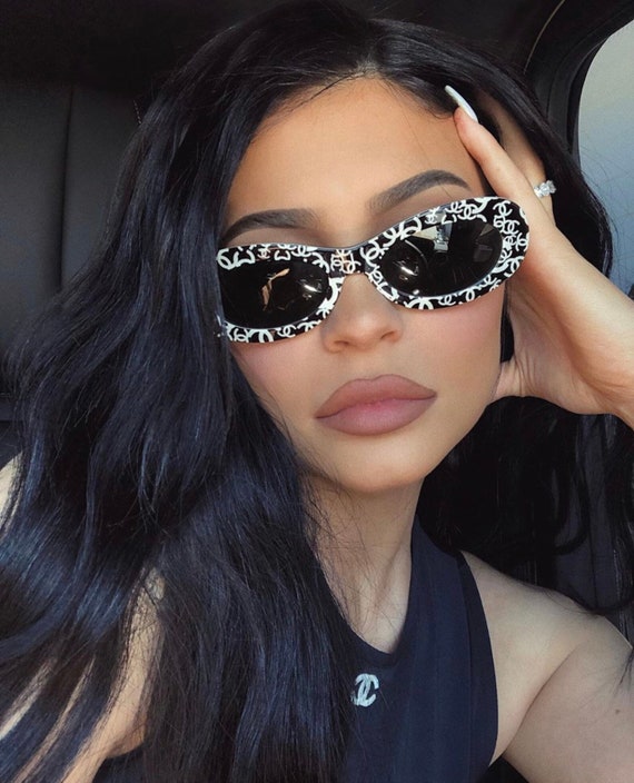 CHANEL シャネル ラインストーン サングラス　カイリージェンナー 着用 kylie-jenner-at-the-chanel-