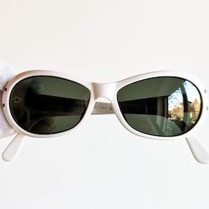 Valentino vintage sunglasses rare off white oval OLIVER  small clout goggle Migos Rihanna Kylie Jenner Bella Hadid frame new NOS VLTN
