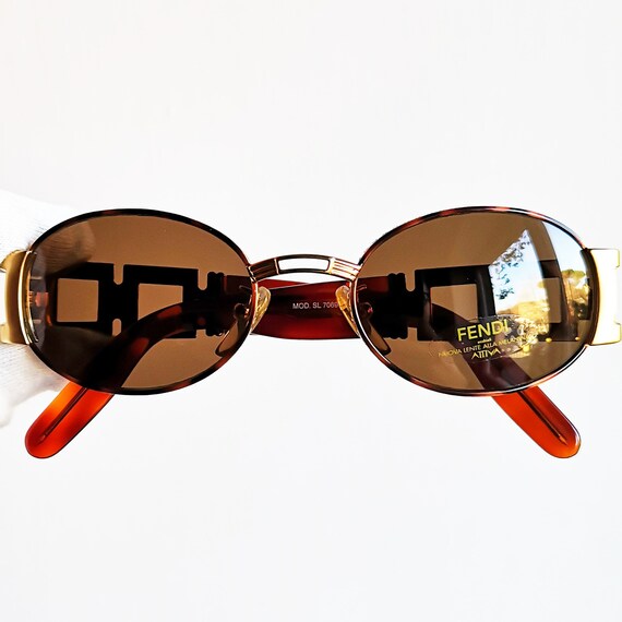 FENDI Vintage Sunglasses Gold Temple Brown 7069 Oval Frame  display picture 2