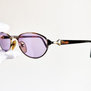 Petites lunettes de soleil vintage MOSCHINO, verres lilas violets ovales rares M3038-V, bord doré, coeur d'amour Saint-Valentin, nouvelle monture NOS des années 90 y2k Migos Rihanna